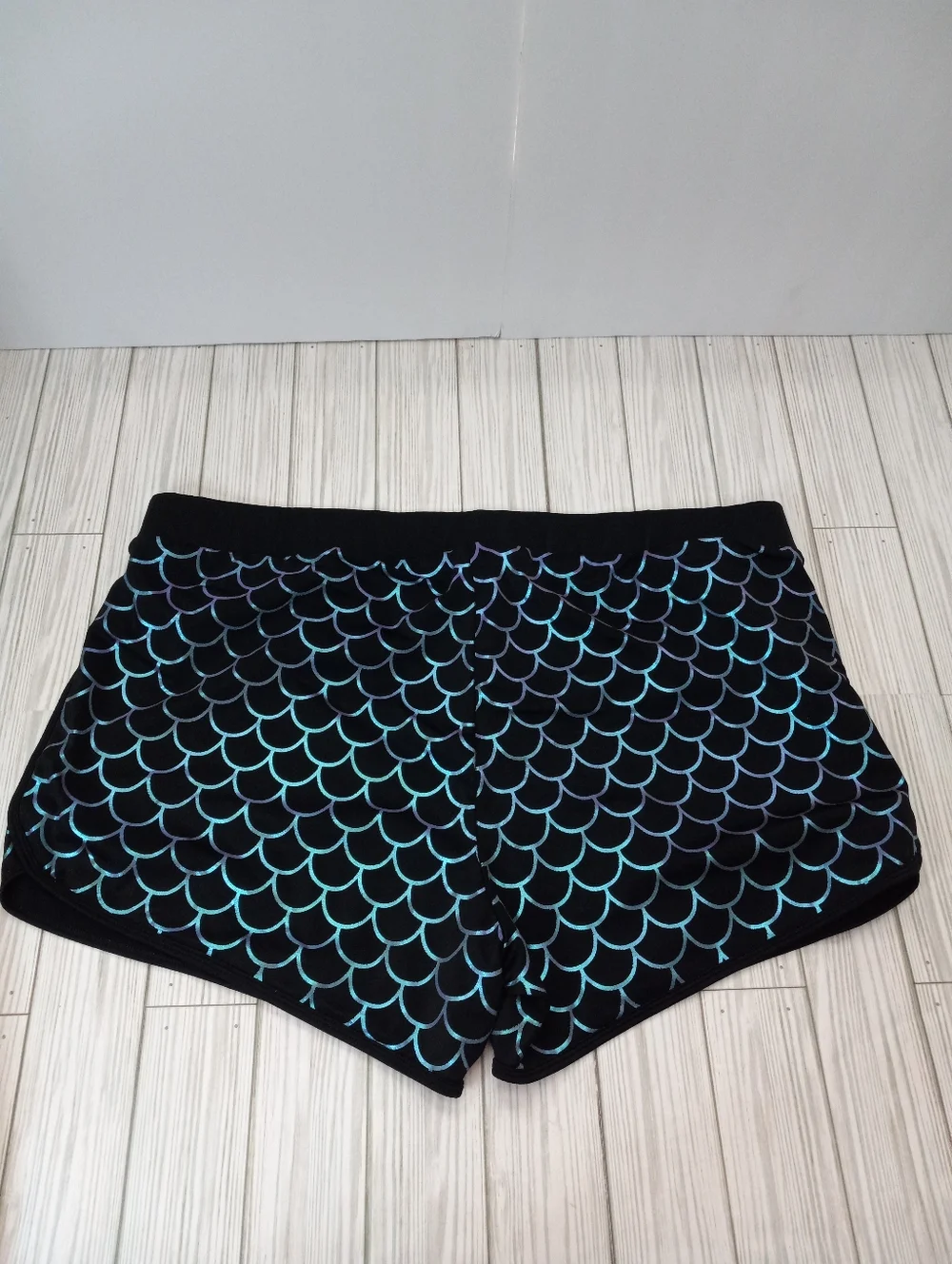 Torrid Mermaid Scale Print Women's Swim Shorts Plus Size 3X - Picture 2 of 6